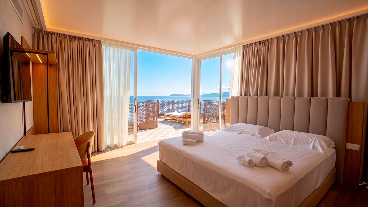 Camera dell'hotel: luce interna e vista mare bilanciate