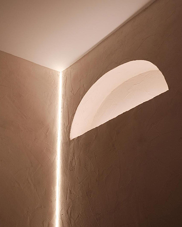 L'arco in stucco dell'hotel, da cui nasce la forma dell'etichetta