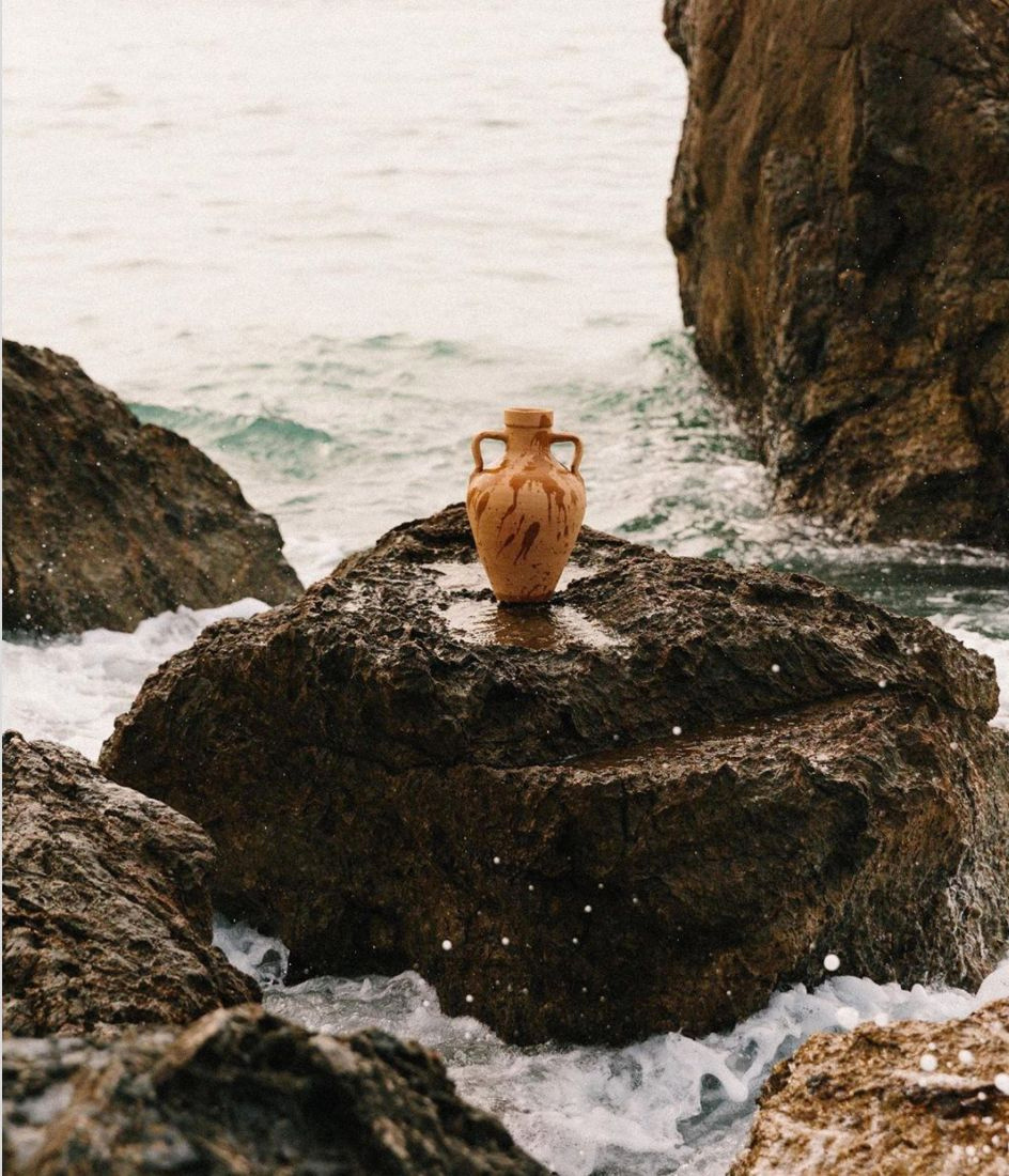 Il vaso di terracotta sugli scogli di Sapri